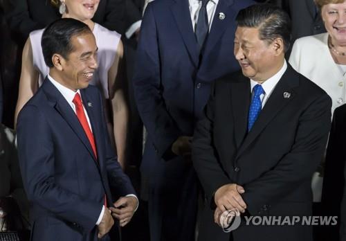 2019년 6월 오사카에서 열린 G20회의때 대화하는 시진핑과 조코위