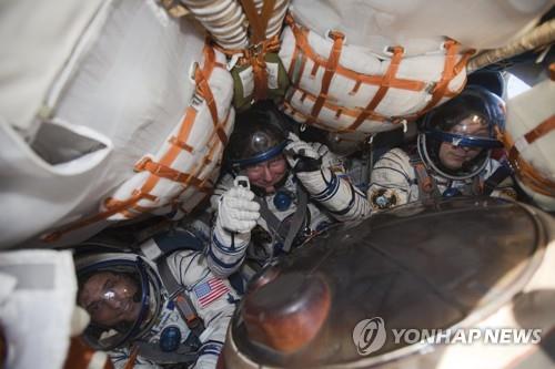 러시아 소유즈 로켓에 탑승해 ISS로 향하는 미·러 우주인들[AP 연합뉴스 자료사진. 재판매 및 DB 금지]