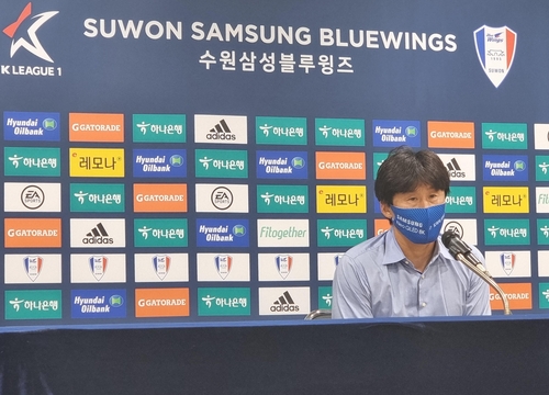 경기 후 취재진 질의에 답하는 수원 삼성의 이병근 감독
