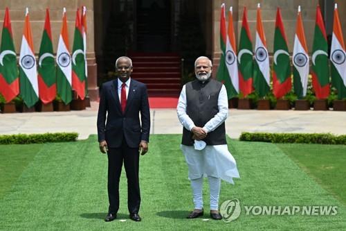 인도 뉴델리에서 만난 모디 인도 총리(오른쪽)와 솔리 몰디브 대통령.
