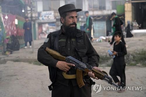  아프간 수도 카불에서 순찰하는 탈레반 대원.