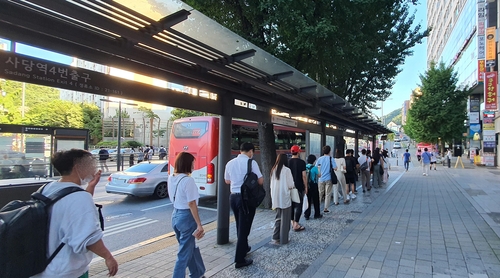 퇴근길에 버스를 기다리는 시민들