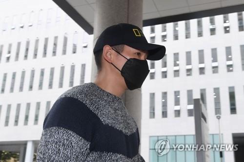 개그맨 김형인, 불법도박장 개설 혐의 첫 재판 출석 