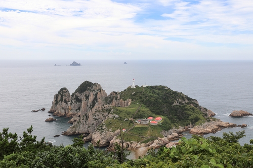 망태봉 전망대대에서 바라 본 등대섬 [사진/진성철 기자]