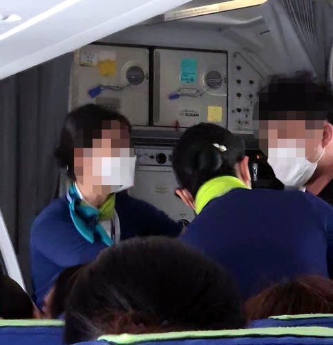 항공기서 아기 울자 시끄럽다며 침 뱉고 폭언한 40대 영장