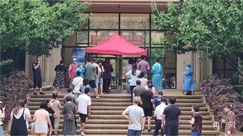 도심 구역 봉쇄된 다롄의 PCR검사소 