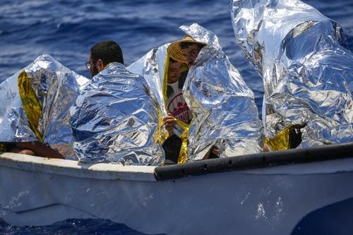 몰타 인근 해상에서 구조를 기다리는 아프리카 및 중동 출신 난민들. 