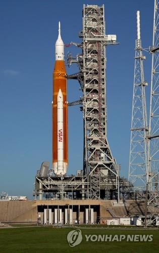 케네디우주센터 39B 발사장의 이동식 발사대에 세워진 SLS 로켓