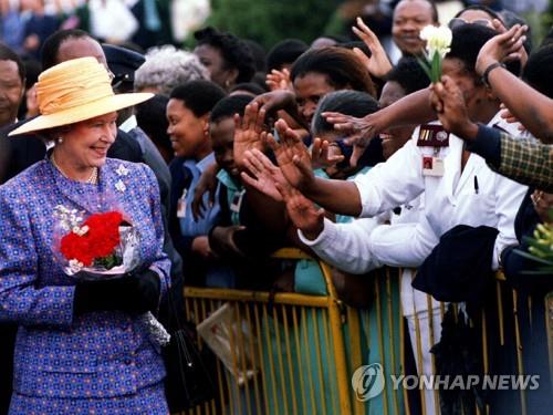 1995년 당시 남아공 소웨토를 방문한 엘리자베스 2세 영국 여왕
