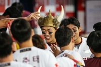 홈런을 치고 동료의 축하를 받는 송성문