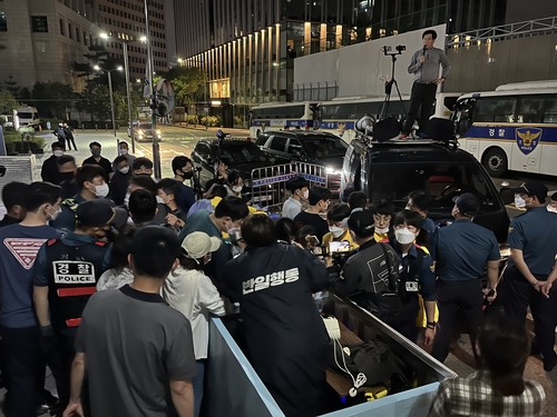일본대사관 인근 보수단체 야간 기습 집회…소녀상 단체와 충돌
