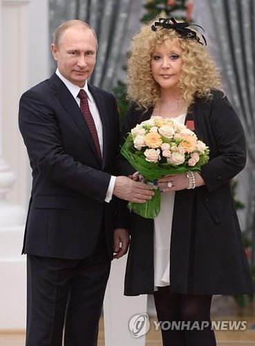 푸틴 대통령과 알라 푸가초바(오른쪽)
