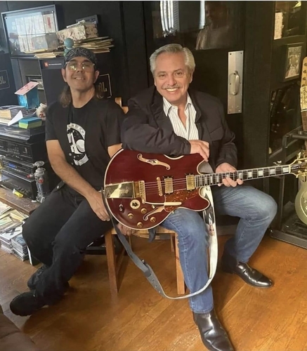 마크 플라티의 스튜디오를 방문해 기타를 테스트하고 있는 아르헨티나 대통령