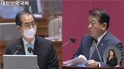 질의응답 중인 한덕수 총리와 김병주 의원