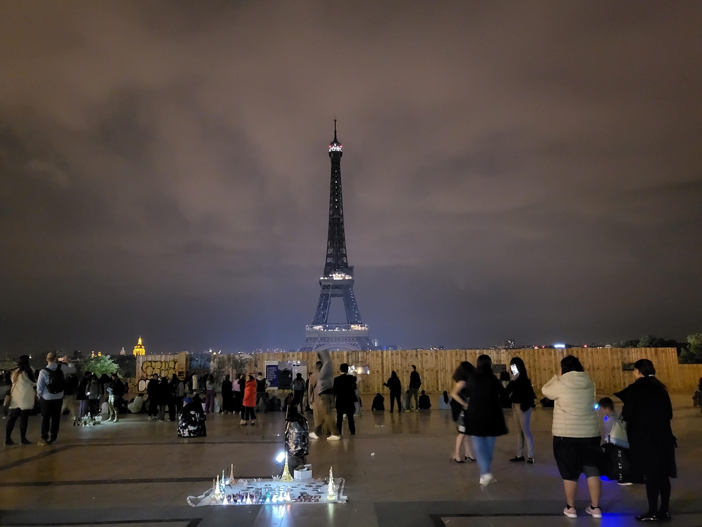 조명이 꺼진 프랑스 파리 에펠탑