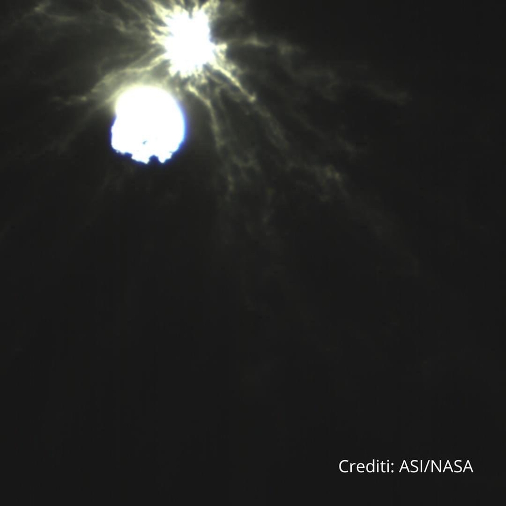 (사진 상단) 미국항공우주국(NASA) 우주선과 충돌한 소행성에서 분출하는 섬광