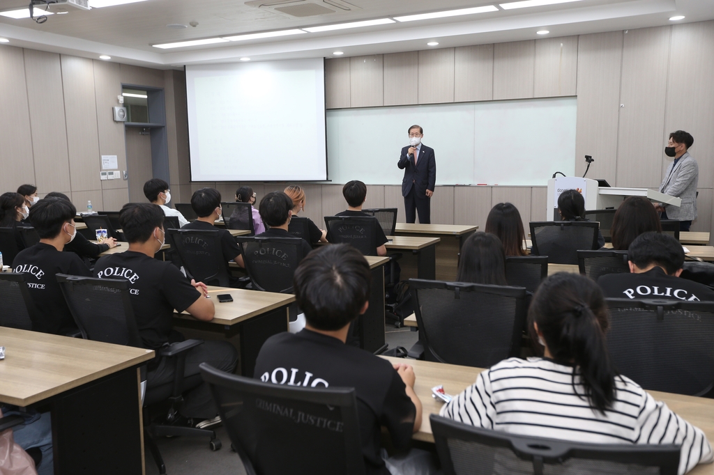 조현재 국민체육진흥공단 이사장이 동국대 경찰행정학부 학부생들과 토론하는 모습.