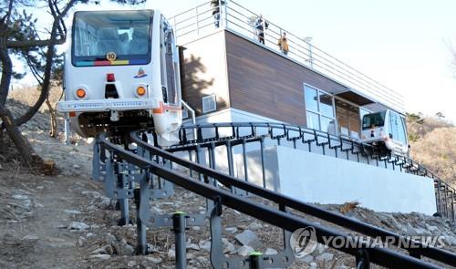 거제 관광 모노레일과 하부 승강장