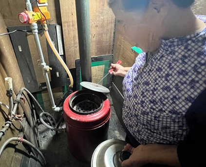 연탄 불구멍 보여주는 화훼마을 주민