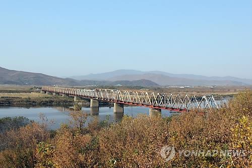 북·러 접경지 화물운송 재개한 러 "北 의류·신발 수입 관심"