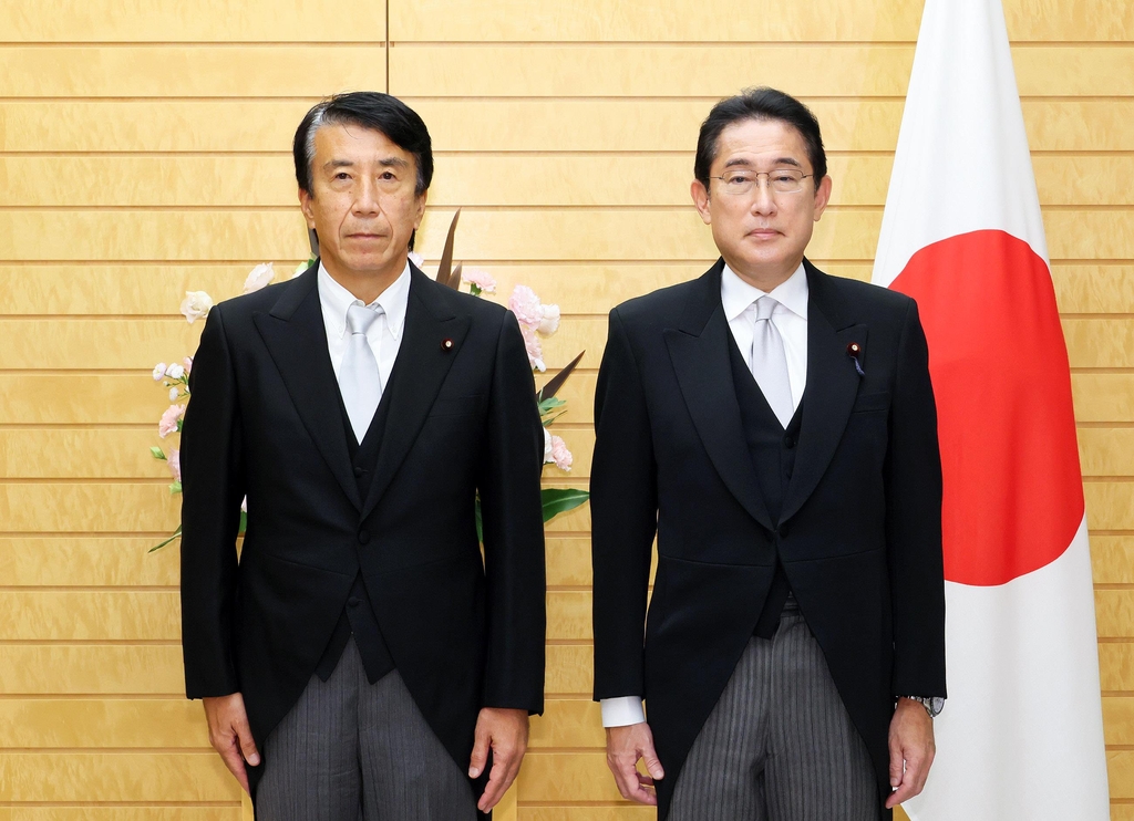 기시다 총리와 기념 촬영하는 사이토 겐(왼쪽) 일본 신임 법상