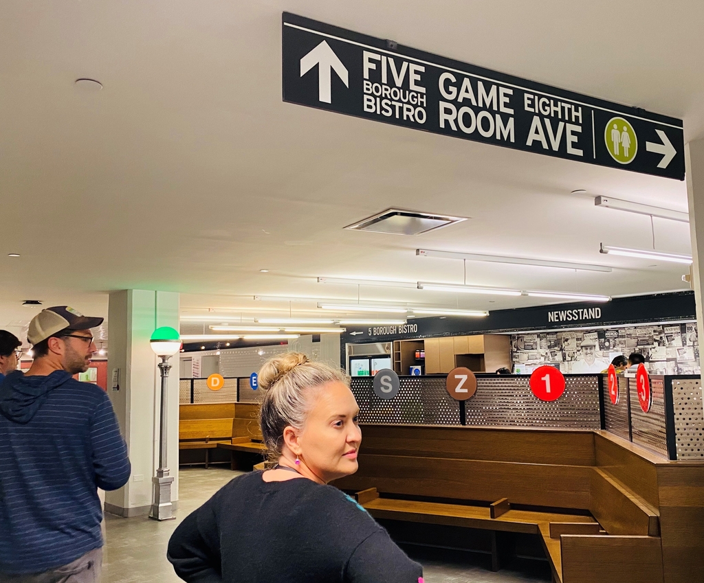 뉴욕 지하철역 연상시키는 구글 뉴욕 오피스의 휴게 공간과 식당 안내 표지판