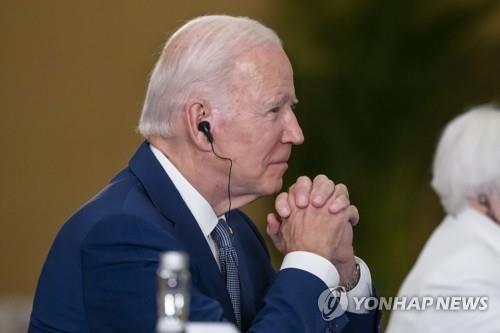 시진핑 중국국가주석의 발언을 듣고 있는 조 바이든 미국 대통령