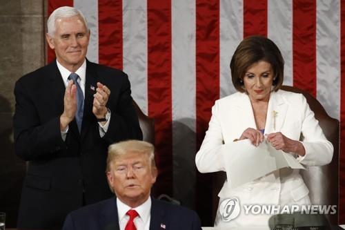트럼프 대통령 국정연설 원고를 찢는 펠로시 하원 의장 