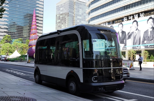 '청계천 자율주행버스' 내일부터 정식 운행…최대 7명 무료탑승