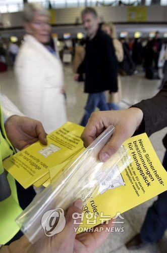 2006년 11월 독일 프랑크푸르트 공항 승객에게 수하물 규정과 함께 소형 비닐백이 배포되고 있다. [EPA 연합뉴스 자료사진. 재판매 및 DB 금지] 
