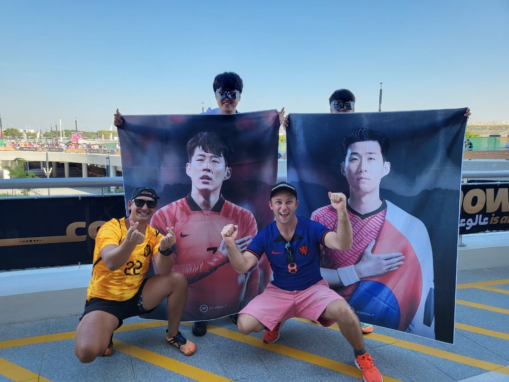 신왕철(왼쪽 위), 이강현(오른쪽 위) 씨와 한국을 응원하는 외국인 팬들
