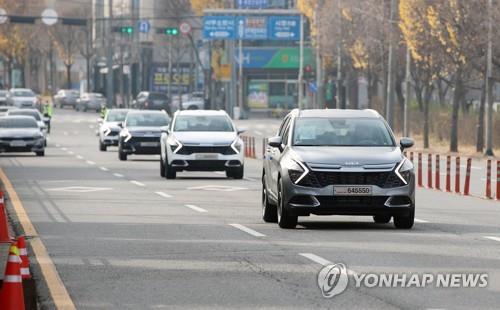 지난 25일 광주 서구 기아 광주공장에서 임시번호판을 단 완성차들이 적치장으로 옮겨지고 있다. [연합뉴스 자료사진]