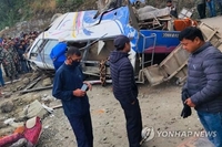 네팔서 교통사고 2건으로 30명 사망…버스 전복에 트럭 추락