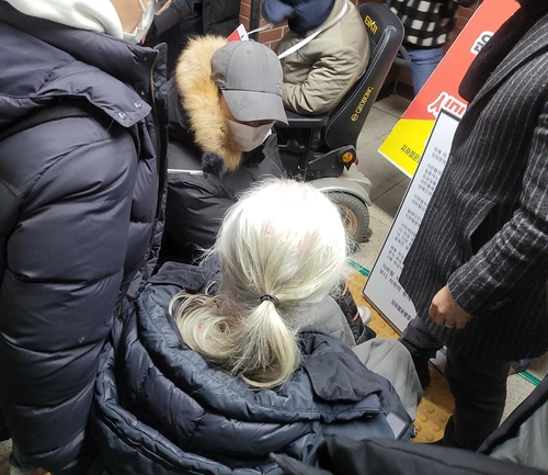 출근길 지하철 시위 놓고 장애인 단체끼리 마찰