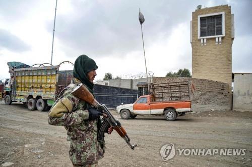 아프간 국경지대 스핀볼다크에서 경계 활동 중인 탈레반.