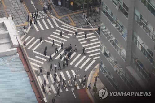 서울 중구의 사무실 밀집 지역의 횡단보도를 건너가는 시민들