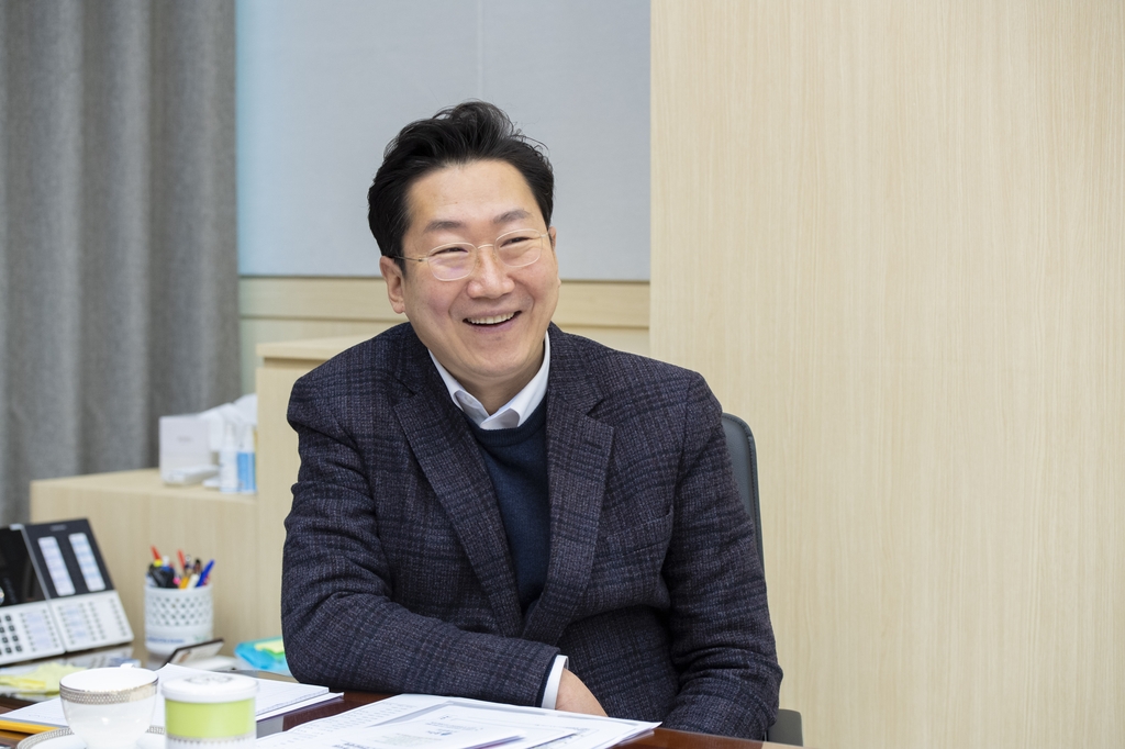 환하게 웃는 원강수 원주시장