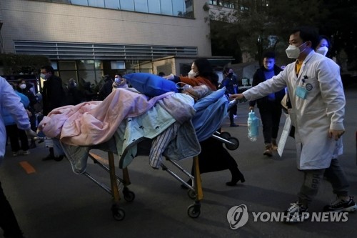 코로나19 환자 들것으로 옮기는 중국 의료진