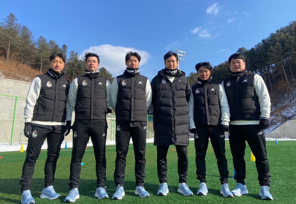왼쪽부터 김용신, 황지환, 이호, 박충균, 정혁, 권순형 코칭스태프.