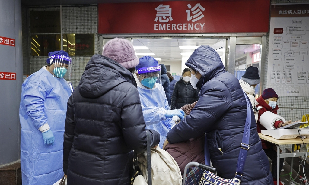 응급환자 확인하는 중국 의료진