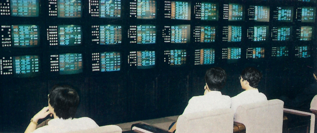 1977년 한국 증권 전산(코스콤)을 설립하고 증권시장의 전산화를 최우선 과제로 추진했다. TV 모니터형 시세 게시 장치가 등장했다. 1979년 [코스콤 제공]