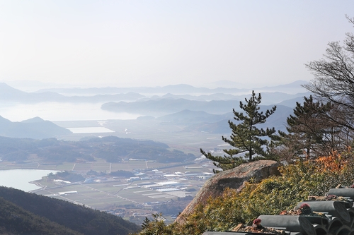 탑산사에서 내려다본 풍경. 맑은 날에는 한라산이 보인다. [사진/조보희 기자]