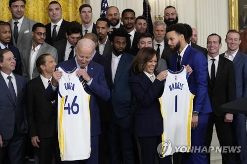 NBA 우승팀 골든스테이트 워리어스 선수단으로부터 유니폼을 선물받는 바이든