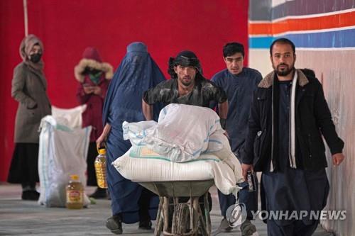아프간 수도 카불에서 구호 식량을 받은 현지 주민.