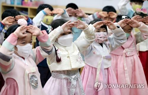 마스크 의무 해제되는 다음 주 초·중·고교 1천700여곳 개학 | 연합뉴스