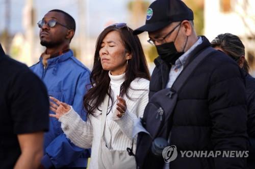 총기 난사 희생자들을 추모하는 주민들