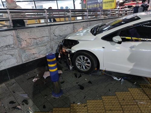 부산서 버스가 추돌한 승용차, 보행자 치어…2명 중상