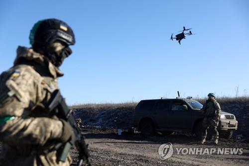 우크라이나 동부 바흐무트 인근을 비행하는 드론과 우크라이나 병사들