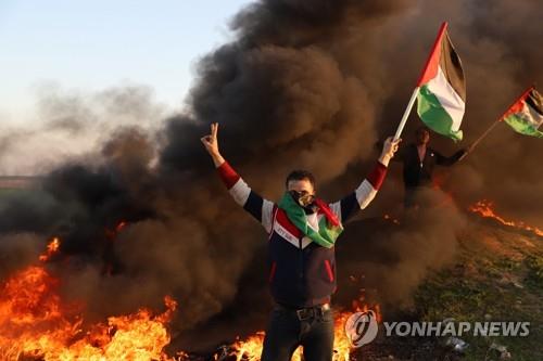시위를 벌이는 팔레스타인인들