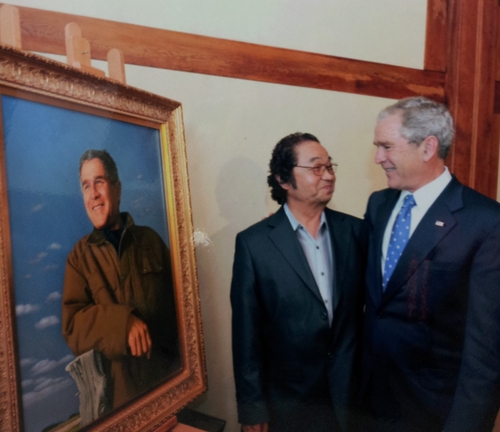 2008년 8월 청와대 상춘재 오찬에서 부시 대통령에게 초상화를 기증했을 때의 고인 